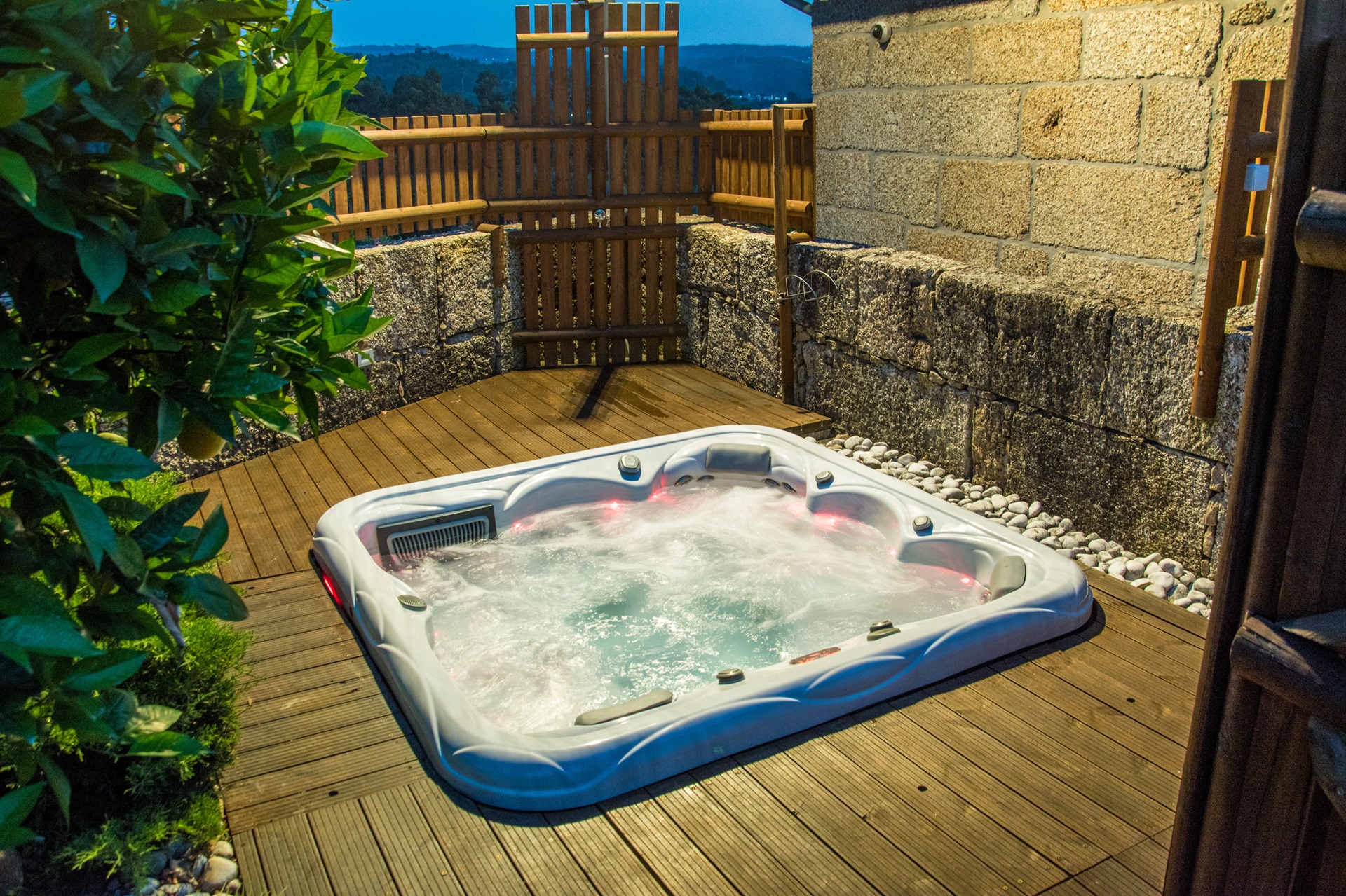 https://bo.outeyroretreat.com/FileUploads/site/experiencias-no-outeyro-retreat/jacuzzi.jpg